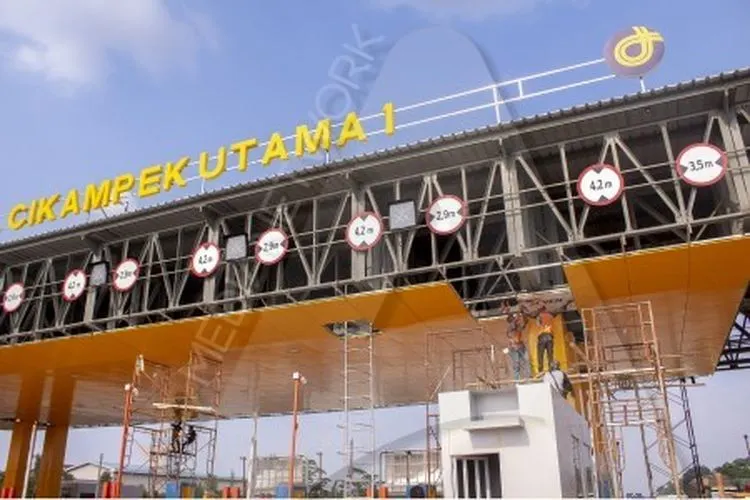 Pekerja beraktivitas dalam proyek pembangunan Gerbang Tol (GT) Cikampek Utama di Cikampek, Karawang, Jawa Barat, Rabu (22/5/2019). (ANTARA FOTO/M Ibnu Chazar)
