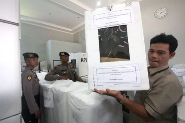 Ilustrasi--Petugas KPU membawa kotak suara Pemilu untuk diambil berkas sebagai alat bukti sengketa Pilpres di Kantor KPU, Cibinong, Kabupaten Bogor, Jawa Barat, Rabu (12/6/2019). KPU Kabupaten Bogor membuka kotak suara untuk mengambil formulir yang digunakan sebagai alat bukti untuk dibawa ke Mahkamah Konstitusi dalam penyelesaian perselisihan hasil Pemilihan Presiden dan Wakil Presiden 2019. ANTARA FOTO/Yulius Satria Wijaya/aww.