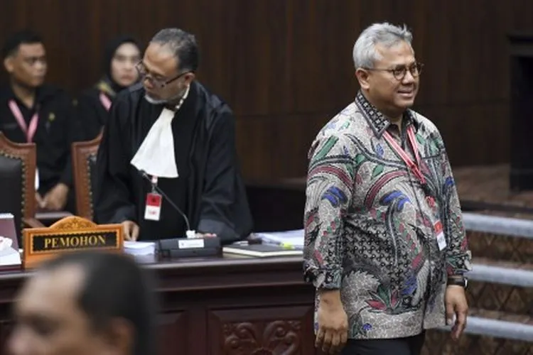 Ketua KPU selaku Termohon Arief Budiman (kanan) dan kuasa hukum Calon Presiden dan Calon Wakil Presiden nomor urut 02 selaku pemohon Bambang Widjojanto (kiri) bersiap mengikuti sidang perdana Perselisihan Hasil Pemilihan Umum (PHPU) sengketa Pilpres 2019 di Mahkamah Konstitusi, Jakarta, Jumat (14/6/2019). ANTARA FOTO/Hafidz Mubarak A/wsj.