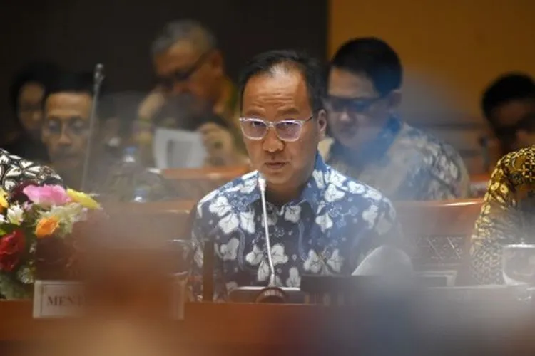 Menteri Sosial Agus Gumiwang Kartasasmita menyampaikan paparannya saat mengikuti rapat kerja dengan Komisi VIII DPR di Kompleks Parlemen Senayan, Jakarta, Selasa (18/6/2019). (ANTARA FOTO/Indrianto Eko Suwarso)