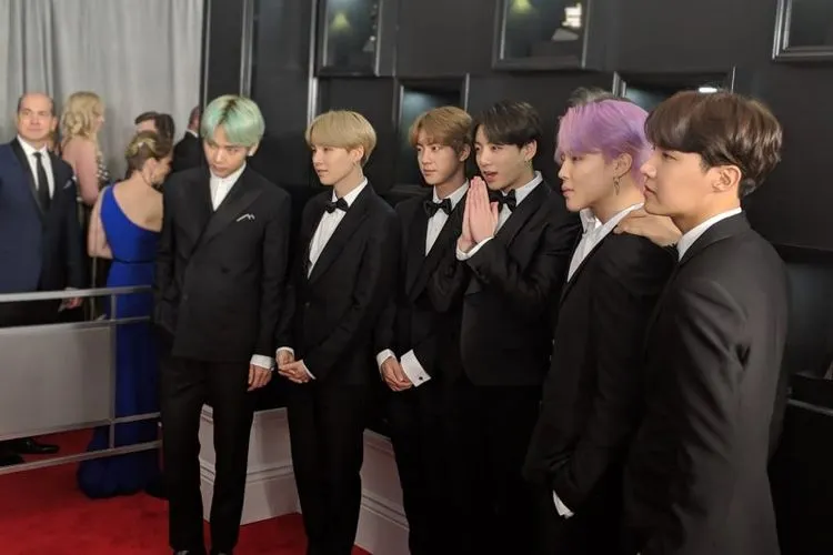 Boy group BTS dalam gelaran Grammy Awards 2019 di Los Angeles, Minggu (10/2). (Twitter.com/Recording Academy / GRAMMYs)