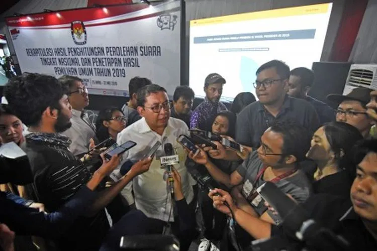 Wakil Ketua DPR Fadli Zon memberikan pernyataan kepada wartawan seusai meninjau cara kerja Sistem Informasi Penghitungan Suara (Situng) di Gedung KPU Pusat, Jakarta, Jumat (3/5/2019). Fadli Zon menyatakan KPU perlu melakukan evaluasi terhadap proses Situng Pemilu 2019 yang dianggapnya terdapat beberapa masalah. ANTARA FOTO/Indrianto Eko Suwarso/ama.