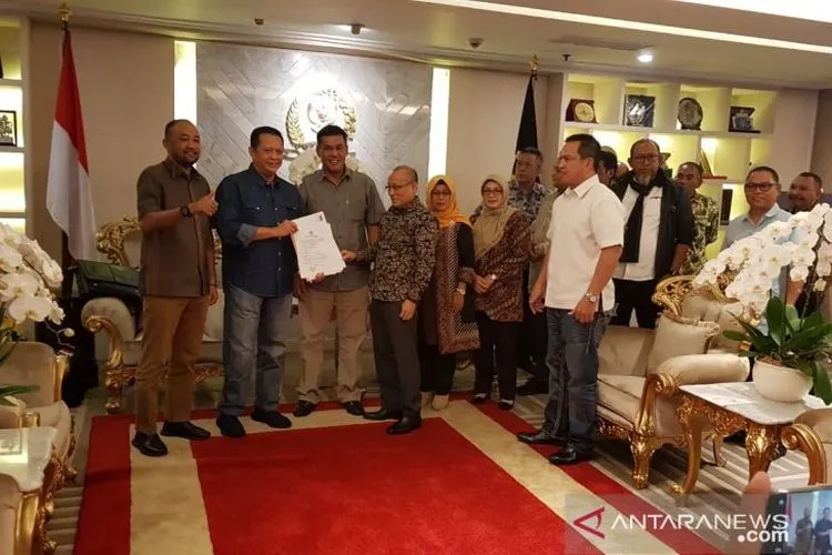 Ketua DPD I Golkar Kepri Ansar Ahmad menyerahkan dukungan tertulis kepada Bamsoet untuk maju dalam bursa calon Ketua Umum Golkar di kompleks MPR/DPD/DPR RI, Jakarta, Jumat (28/6/2019). (Istimewa)