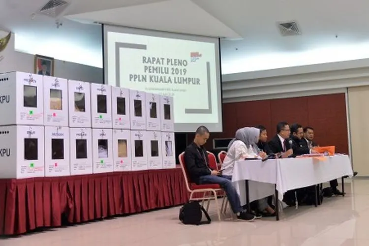 Ilustrasi--Ketua PPLN KL/ Korfung Pensosbud Agung Caahaya Sumirat (keempat kiri) dan Ketua Panwaslu Kuala Lumpur Yaza Azzahara Ulyana (kedua kiri) menjelaskan kepada pendukung saat Rapat Pleno Pemilu 2019 PPLN KL di KBRI, Kuala Lumpur, Malaysia, Minggu (22/4/19) malam. Rekapitulasi perolehan suara Pemilu 2019 Kuala Lumpur saat ini sebanyak 199.567 surat suara.. ANTARA FOTO/Rafiuddin Abdul Rahman/hp.