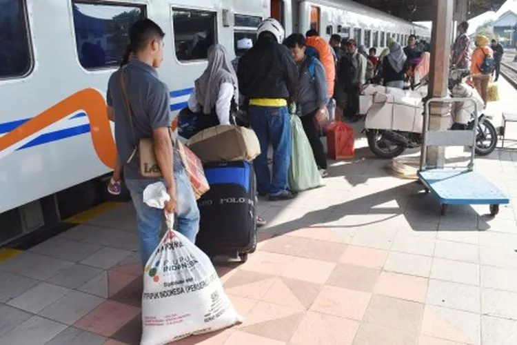 Ilustrasi--Sejumlah calon penumpang arus balik lebaran bersiap naik Kereta Api (KA) Kahuripan di Stasiun (KA) Madiun, Jawa Timur, Senin (10/6/2019). PT KAI memperpanjang masa operasional KA ekstra Lebaran Madiun Tambahan (Mantab) relasi Madiun-Pasar Senen yang rencana semula beroperasi 1-9 Juni diperpanjang hingga 16 Juni karena tingginya permintaan penumpang arus balik. ANTARA FOTO/Siswowidodo/hp.