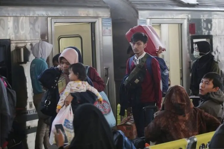 Penumpang kereta api Taksaka dari Yogyakarta tiba di Stasiun Gambir, Jakarta, Minggu (9/6/2019). PT Kereta Api Indonesia (KAI) Persero mencatat, hingga H+4 Lebaran atau 9 Juni 2019, sebanyak 78.249 pemudik telah tiba kembali di Jakarta melalui Stasiun Gambir, Jakarta Pusat. ANTARA FOTO/Reno Esnir/ama.