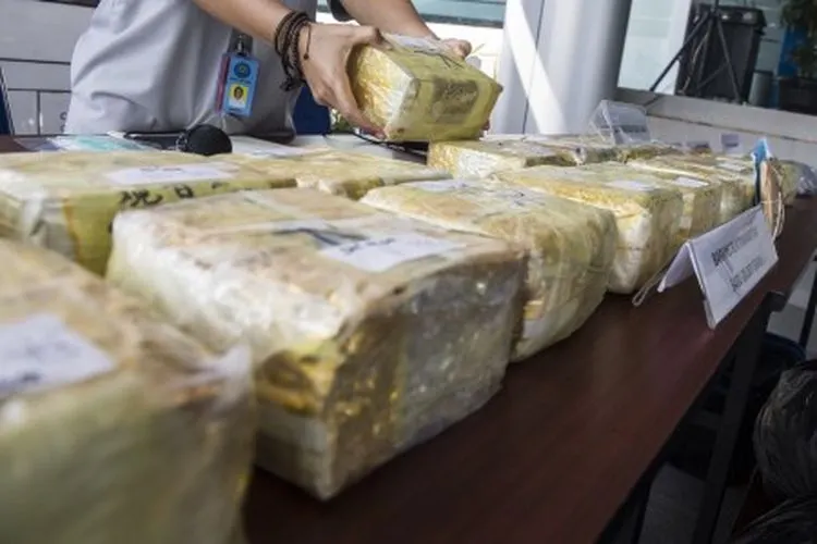 Ilustrasi--Petugas menata susunan barang bukti narkotika jenis sabu saat gelar barang bukti dan pemusnahan narkotika di BNN Provinsi Jabar, Bandung, Jawa Barat, Selasa (7/5/2019). Badan Narkotika Nasional (BNN) Provinsi Jawa Barat berhasil menggagalkan penyelundupan ganja seberat 70 kg dengan modus menyembunyikan di dalam ban mobil dan di saat yang bersamaan BNNP Jabar juga memusnahkan narkotika dengan alat incenerator jenis sabu seberat 20,5 kg serta ganja seberat 25 kg dari hasil pengungkapan periode Janu