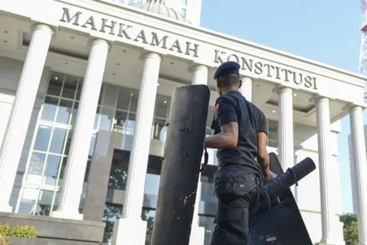 Ilustrasi--Personel Brimob Polri bersiap melakukan pengamanan di sekitar Gedung Mahkamah Konstitusi (MK), Jakarta, Selasa (18/6/2019). Pengamanan dilakukan menjelang dan saat sidang lanjutan Perselisihan Hasil Pemilihan Umum (PHPU) Pilpres 2019 digelar di MK. ANTARA FOTO/Nova Wahyudi/wsj.
