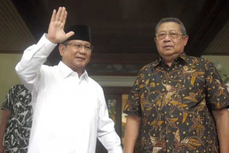 Ketua Umum Partai Gerindra Prabowo Subianto (kiri) bertemu Presiden ke-6 RI Susilo Bambang Yudhoyono (kanan) saat melayat di rumah duka, Cikeas, Bogor, Jawa Barat, Senin (3/6/2019). Prabowo Subianto menyampaikan belasungkawa atas wafatnya Kristiani Herrawati atau Ani Yudhoyono kepada Presiden ke-6 RI Susilo Bambang Yudhoyono . ANTARA FOTO/Yulius Satria Wijaya/hp.