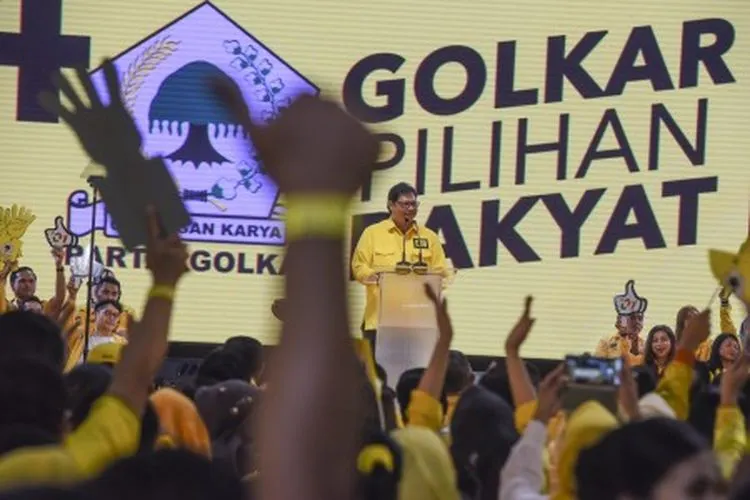 Ketua Umum DPP Partai Golongan Karya (Golkar) Airlangga Hartarto memberikan pidato politiknya saat Kampanye Akbar Partai Golkar di Istora Senayan, Jakarta, Selasa (9/4/2019). Dalam kampanye tersebut Golkar mengajak untuk memilih kader dari partai Golkar serta memilih pasangan Capres -Cawapres nomor urut 01 Joko Widodo (Jokowi) - Ma'ruf Amin pada Pemilu 2019. ANTARA FOTO/Muhammad Adimaja/ama.