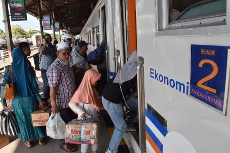 Sejumlah calon penumpang arus balik lebaran bersiap naik Kereta Api (KA) Kahuripan di Stasiun (KA) Madiun, Jawa Timur, Senin (10/6/2019). PT KAI memperpanjang masa operasional KA ekstra lebaran Madiun Tambahan (Mantab) relasi Madiun-Pasar Senen yang rencana semula beroperasi 1-9 Juni diperpanjang hingga 16 Juni karena tingginya permintaan penumpang arus balik. ANTARA FOTO/Siswowidodo/hp.