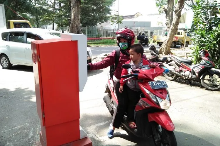 Pengunjung mencoba mesin parkir elektronik di kawasan GOR Pajajaran.