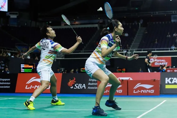 Pasangan ganda campuran Indonesia Hafiz Faizal/Gloria Emanuelle Widjaja melaju ke perempat final usai mengalahkan rekan satu timnya Rinov Rivaldy/Pitha Haningtyas Mentari dengan skor 21-7 dan 21-11 dalam turnamen Singapore Open 2019 yang berlangsung di Singapore Indoor Stadium, Singapura, Kamis (11/4/2019) (Tim Humas PBSI)