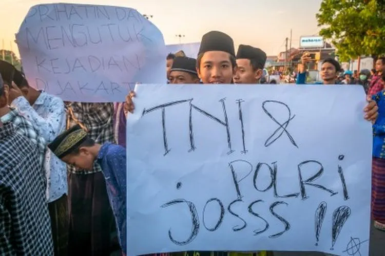 Ilustrasi--Sejumlah peserta dari berbagai elemen organisasi masyarakat yang terdiri dari Banser NU, Pemuda Anshor, Kokam, PMII, KNPI, HMI mengikuti aksi damai dukungan kepada TNI-POLRI di Demak, Jawa Tengah, Jumat (24/5/2019). Aksi tersebut sebagai apresiasi kepada TNI-POLRI yang telah menjaga keamanan dan ketertiban dalam aksi 22 Mei 2019 lalu di Jakarta, serta mengutuk oknum penyebab kerusuhan agar ditindak tegas sesuai hukum yang berlaku. ANTARA FOTO/Aji Styawan/pd.