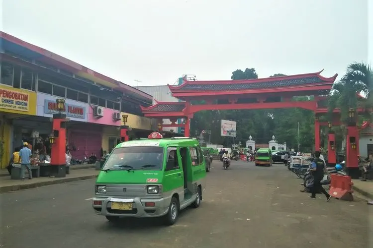 Angkot Bogor melintas di Jalan Suryakencana.