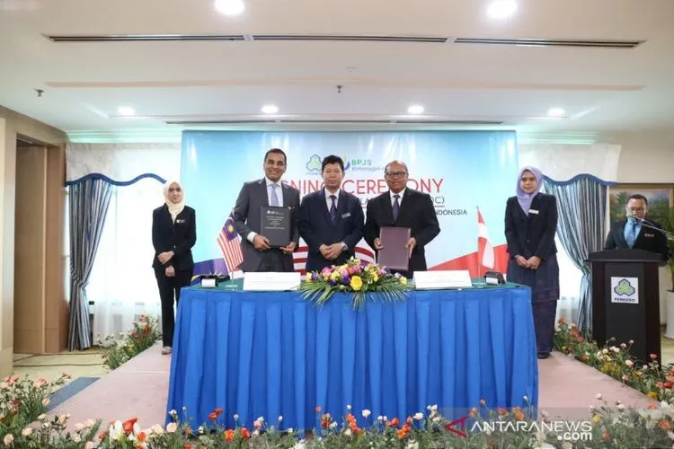 BPJS Ketenagakerjaan dan penyelenggara jaminan sosial di Malaysia, Pertubuhan Keselamatan Sosial (PERKESO) atau SOCSO menandatangani kerja sama (memorandum of collaboration, MoC) perlindungan tenaga kerja Indonesia di Menara Perkeso, Senin (4/3/2019), di Kuala Lumpur, Malaysia.