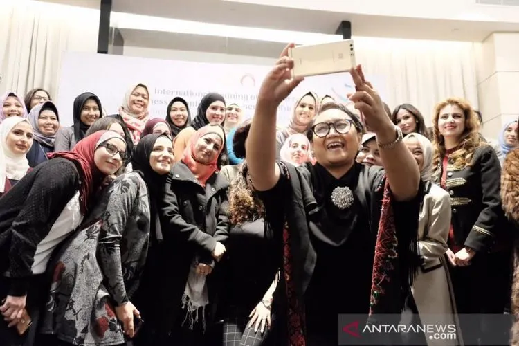 Menteri Luar Negeri Retno Marsudi meluncurkan program pelatihan bisnis bagi para pengungsi Palestina di Amman, Selasa (5/3/2019). (Antara)