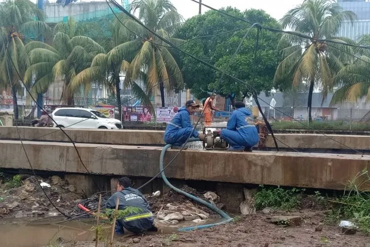 Wali Kota Jakut Pantau Genangan di Boulevard