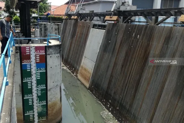 Stasiun pompa pintu air Pasar Ikan, Penjaringan, Jakarta Utara. Status pintu air dinaikan status III hingga Jumat (5/4/2019) pukul 03.00 WIB setelah hujan mengguyur Jakarta pada Kamis malam.