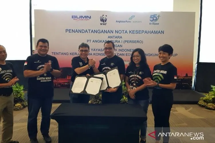 PT Angkasa Pura I (Persero) dan WWF Indonesia menandatangani nota kesepahaman tentang Kerja Sama Konservasi dan Edukasi Lingkungan Hidup sebagai upaya untuk menjaga ekosistem bumi. (Antara)