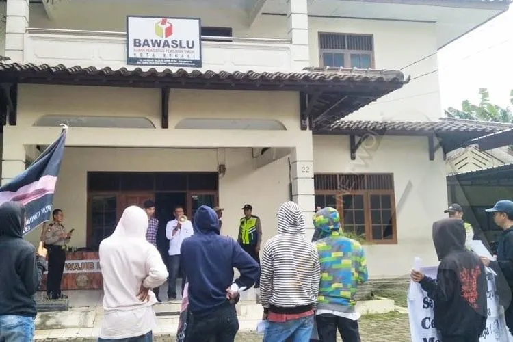 Unjuk rasa meminta Bawaslu Kota Bekasi tegas menangani kasus dugaan pelanggaran pemilu, Bekasi Barat, Kota Bekasi, Kamis (21/3/2019). (ayobekasi.net/Ananda MF)
