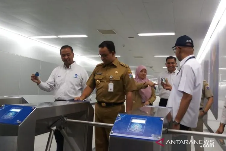 Gubernur DKI Jakarta Anies Baswedan saat meninjau MRT. (Antara)