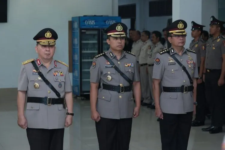 Kombes Pol Syahar Diantono resmi menjabat sebagai Kepala Biro Pengelola Informasi dan Dokumentasi (PID) Divhumas Polri usai menjalankan serah terima jabatan di Mabes Polri, Jakarta, Jumat (29/3/2019). (Antara)
