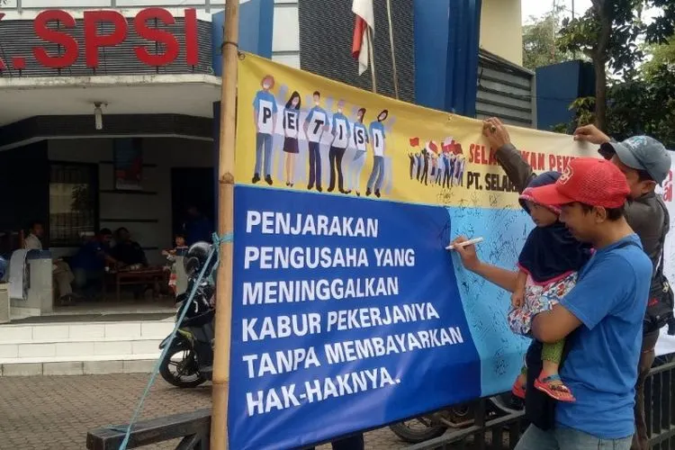 Serikat Pekerja Kimia, Energi dan Pertambangan Serikat Pekerja Seluruh Indonesia Bekasi mengutuk pengusaha PT. Selaras Kausa Busana yang meninggalkan 4.000 pekerjanya tanpa dibayar.