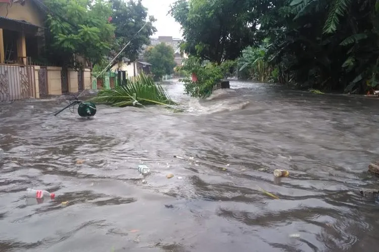 Banjir di Perumahan Cahaya Kemang Permai akibat tanggul jebol, Kecamatan Jatiasih, Kota Bekasi, Minggu (31/3/2019). (istimewa)