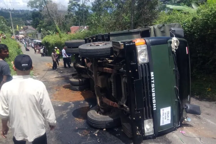 Truk tergulimg di Jalan Raya Ciburial-Batulayang (Dok. polres Bogor)
