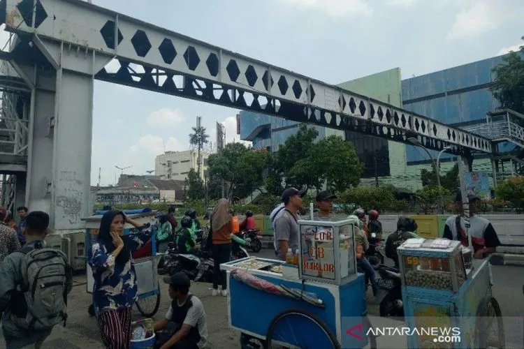 Pedagang asongan berjualan di bawah jembatan penyeberangan orang (JPO) Pasar Minggu, Jakarta Selatan, Kamis (4/4/2019) (ANTARA News/Fathur Rochman)