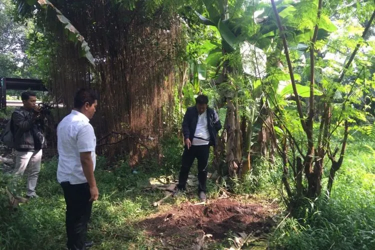 Anggota Polsek Makasar mendatangi lokasi penemuan mayat misterius yang diduga korban pembunuhan di Taman Kota dekat Jalan Tol Jagorawi Kelurahan Kebon Pala Kecamatan Makasar Jakarta Timur pada Minggu (7/4). (Istimewa)