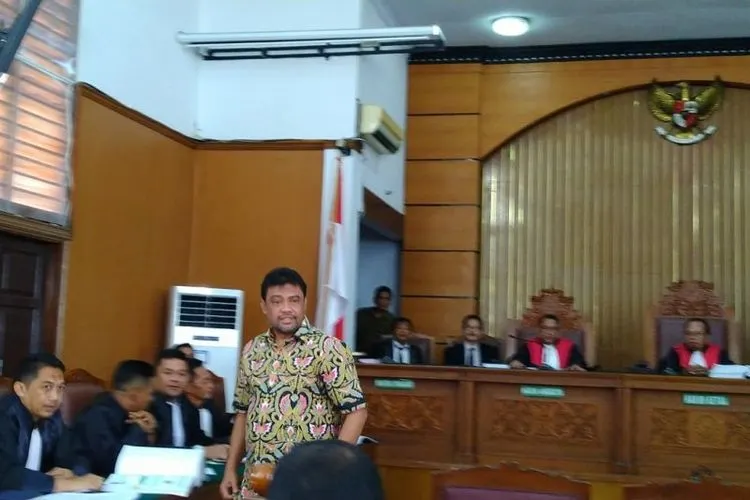 Presiden Konfederasi Serikat Pekerja Indonesia (KSPI), Said Iqbal, memberikan kesaksiannya terhadap kasus penyebaran berita bohong melalui media elektronik oleh terdakwa Ratna Sarumpaet di Pengadilan Negeri (PN) Jakarta Selatan, Selasa (9/4). (Foto ANTARA/ Citra Maharani Herman)
