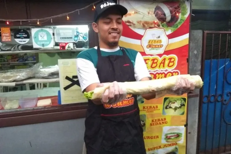 D'Jamer, Kebab Jumbo Seukuran Lengan Orang Dewasa (ayobogor.com/Husnul Khatimah)