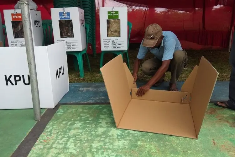 Petugas mempersiapkan logistik pemilu. (ayobogor.com/Husnul Khatimah)