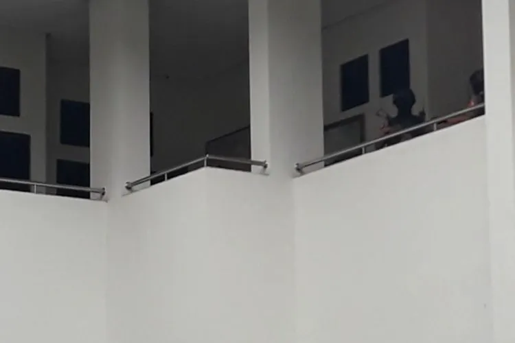 Sedikitnya 15 orang menggunakan rompi Komisi Pemberatasan Korupsi (KPK) menggeledah kantor ruang Wali Kota Tasikmalaya, Budi Budiman, Rabu (24/4/2019). Mereka membawa beberapa koper besar langsung masuk ke ruang Wali kota di lantai dua sebelah kiri gedung Bale Kota Tasikmalaya.