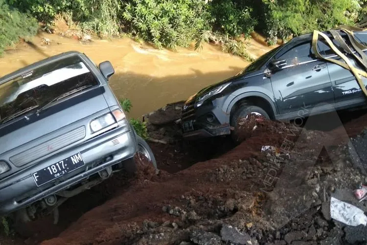 Longsor Cijujung Bogor, Tiga Kendaraan Terseret ke Sungai. (ayobogor.com/Husnul Khatimah)