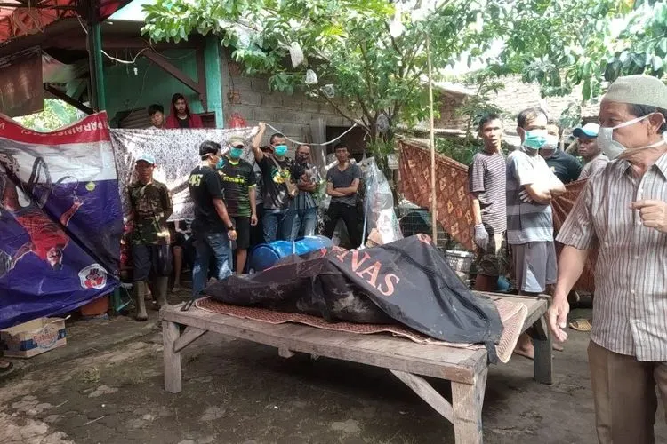 Jasad Ebil (7) dipulangkan ke rumah duka setelah evakuasi dari Kali Jejalen di Tambun Utara, Senin (30/4/2019). (ayobekasi.net/Ananda MF)