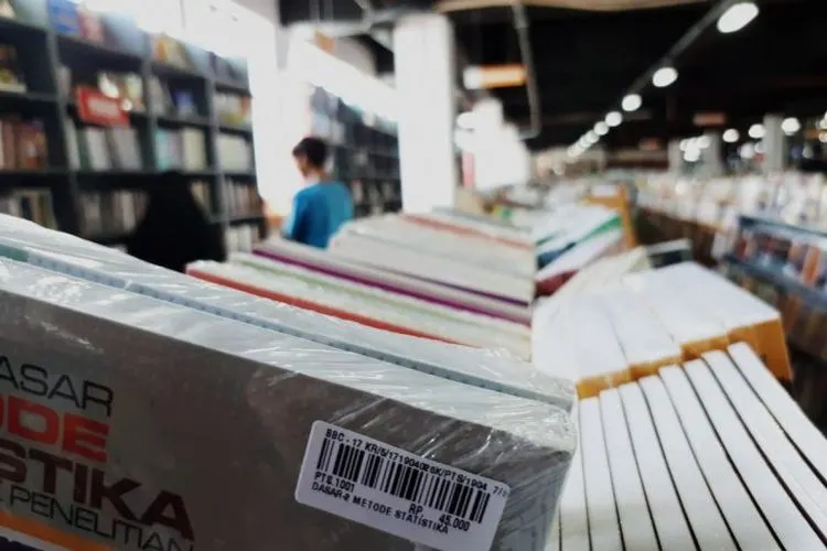 Pengunjung melihat-lihat buku di pasar buku murah Jakbook di Jakarta Pusat, Kamis (2/5/2019). (ANTARA/Ahmad Faishal Adnan)