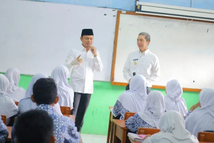Bima Arya saat memberikan materi pelajaran antikorupsi di SMP N 7. (ayobogor.com/Husnul Khatimah)