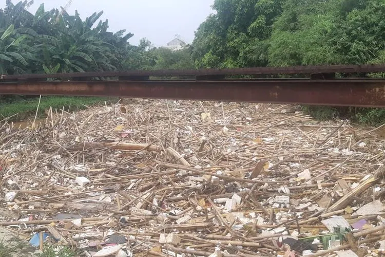 Sampah bambu di Bendung Koja Sungai Cikeas, Kecamatan Jatiasih, Kota Bekasi (dok. KP2C)