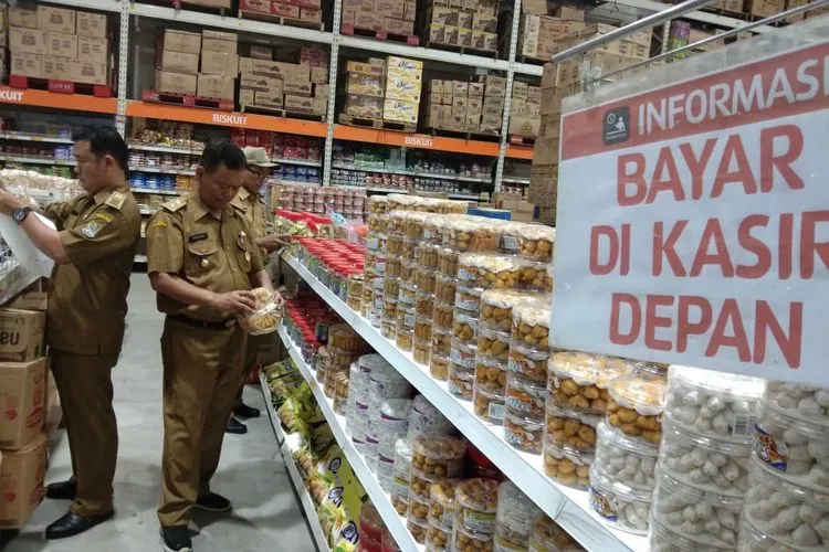 Pemerintah Kota Bekasi melalui Dinas Kesehatan dan Dinas Ketahanan Pangan menggelar kegiatan inpeksi mendadak atau sidak di toko swalayan Lotte Grosir di bilangan Jalan Ahmad Yani, Bekasi Selatan, Senin (13/5/2019).  (ayobekasi.net/Ananda MF)