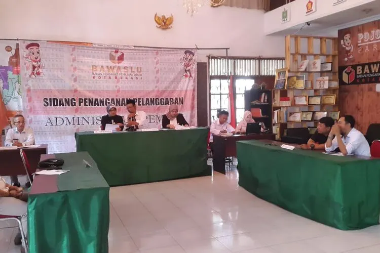 Sidang penanganan pelanggaran administrasi pemilu di Kantor Bawaslu Kota Bekasi, Jalan Mataram, Bekasi Barat, Kota Bekasi, Kamis (16/5/2019).