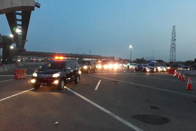 Pembukaan contraflow di kilometer 29 Tol Jakarta-Cikampek, Kamis (30/5/2019). (Jasa Marga)