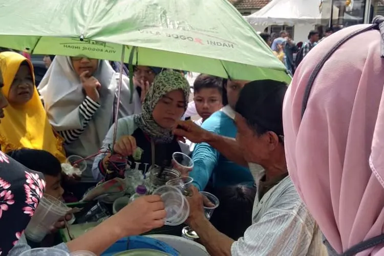 Pesta Rakyat, Ribuan Warga Bogor Serbu Kuliner Gratis di Gedung DPRD. (ayobogor.com)