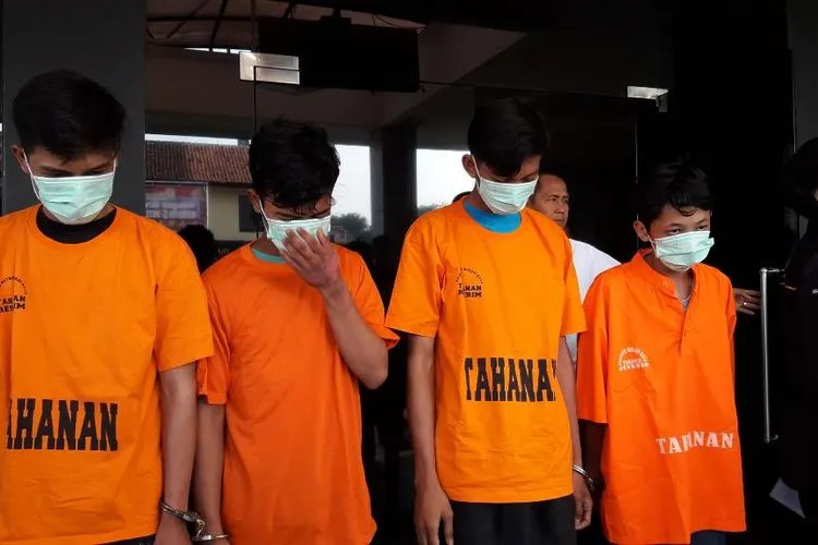 Para pelaku pengeroyokan Putra (18) yang tewas karena luka bakar di tubuhnya.