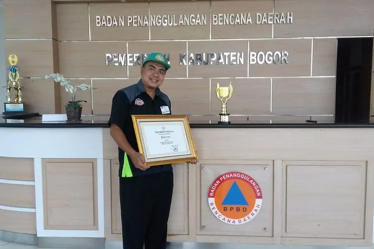Puarman, penggiat lingkungan sungai Cikeas-Cileungsi yang dikenal sebagai Ketua Komunitas Peduli Sungai Cileungsi Cikeas (KP2C) diganjar penghargaan Penggiat Relawan Bencana Kabupaten Bogor 2019 oleh Bupati Bogor, Ade Yasin. (ayobogor.com)