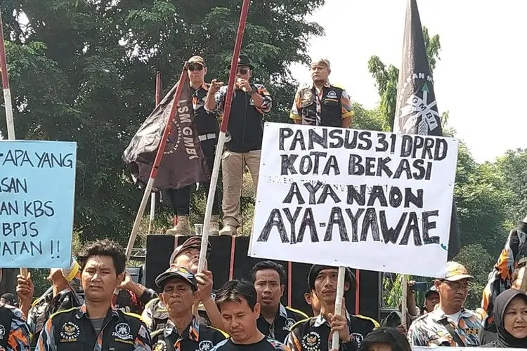 Massa aksi GMBI menolak integrasi KS-NIK dengan BPJS di depan Gedung DPRD Kota Bekasi, Rabu (19/9/2019).