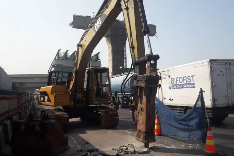 Pekerjaan pemeliharaan Jalan Tol Jakarta-Cikampek (Dok. Jasa Marga)
