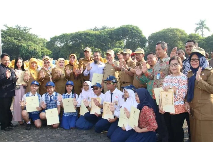 Para peraih nilai UNBK tertinggi usai menerima penghargaan dari Wali Kota Bekasi di Plaza Pemerintah Kota Bekasi, Senin (1/7/2019). (dok. Humas Setda Kota Bekasi)